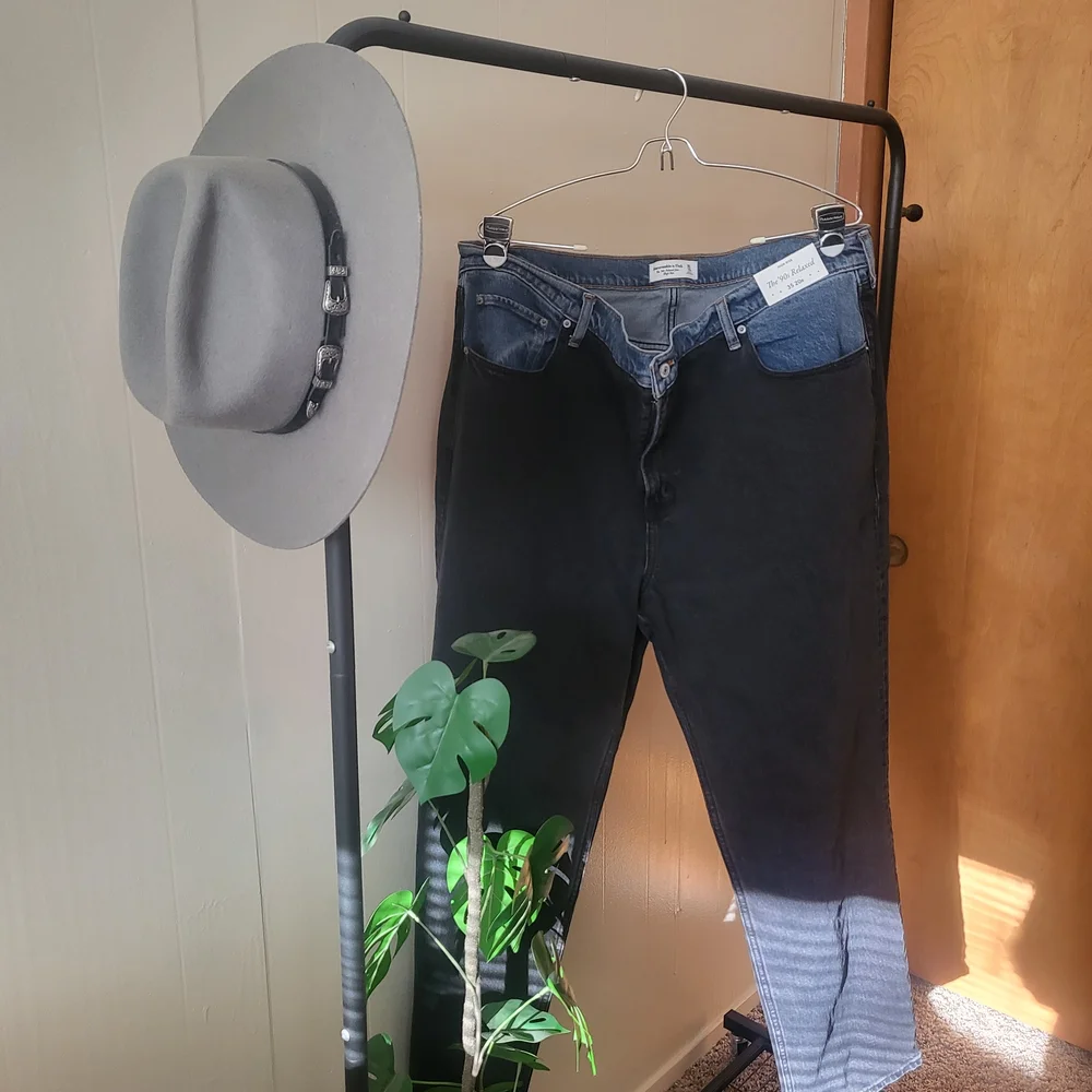 Abercrombie and Fitch 90's Relaxed Two-Toned Jeans In 35R - Picture 1 of 5